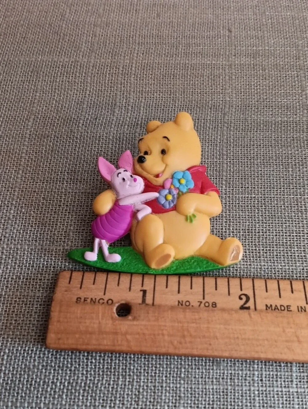 Avon Winnie the Pooh and Piglet Plastic Pin Brooch In Box 1999